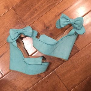 Platform wedges with side snap bow
